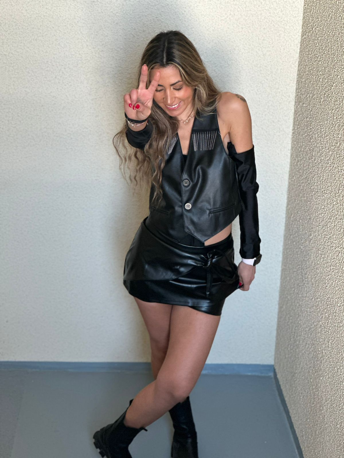 Chaleco Corto Cuerina de Escote V y Manga Sisa