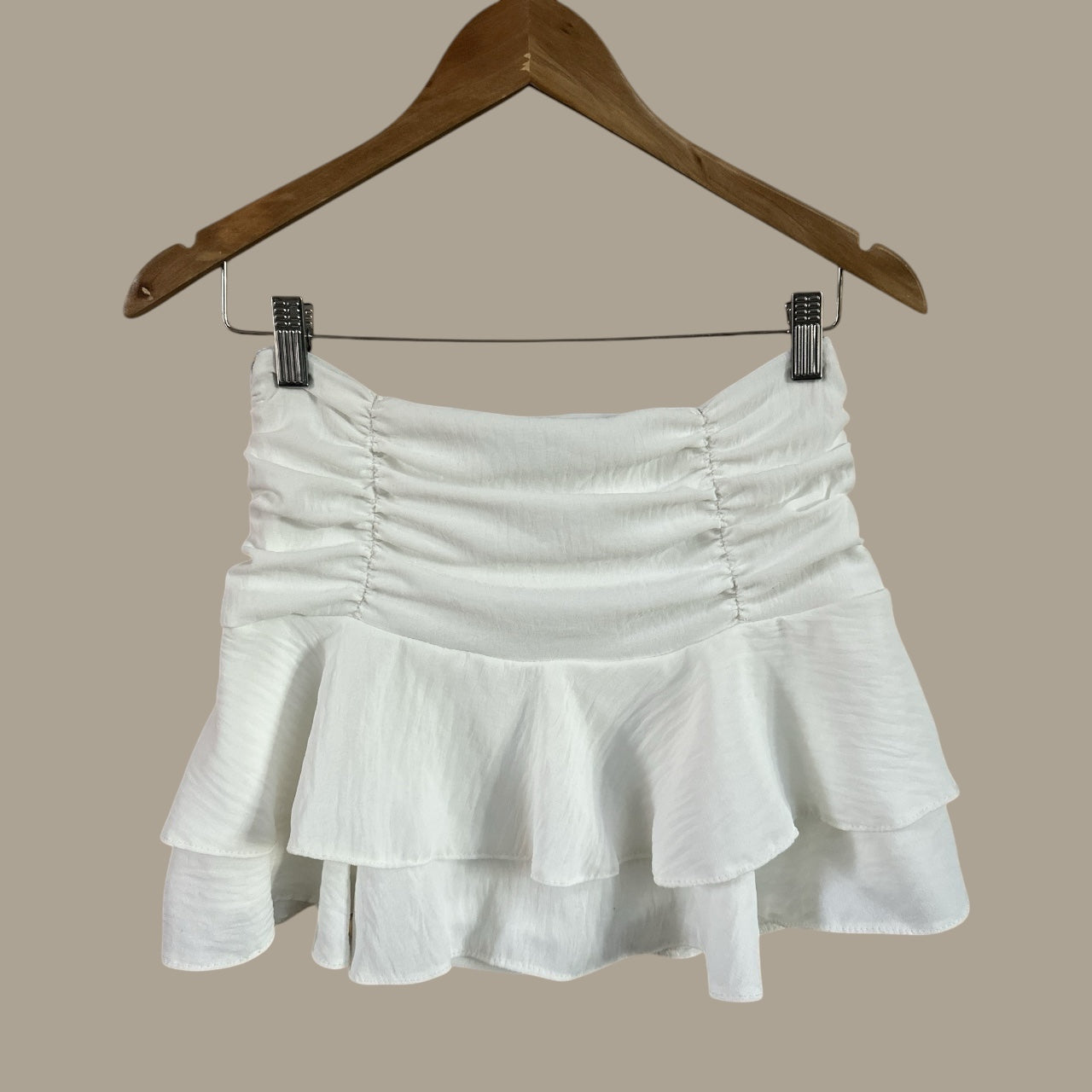 Falda Short Floppy blanco + Accesorio GRATIS