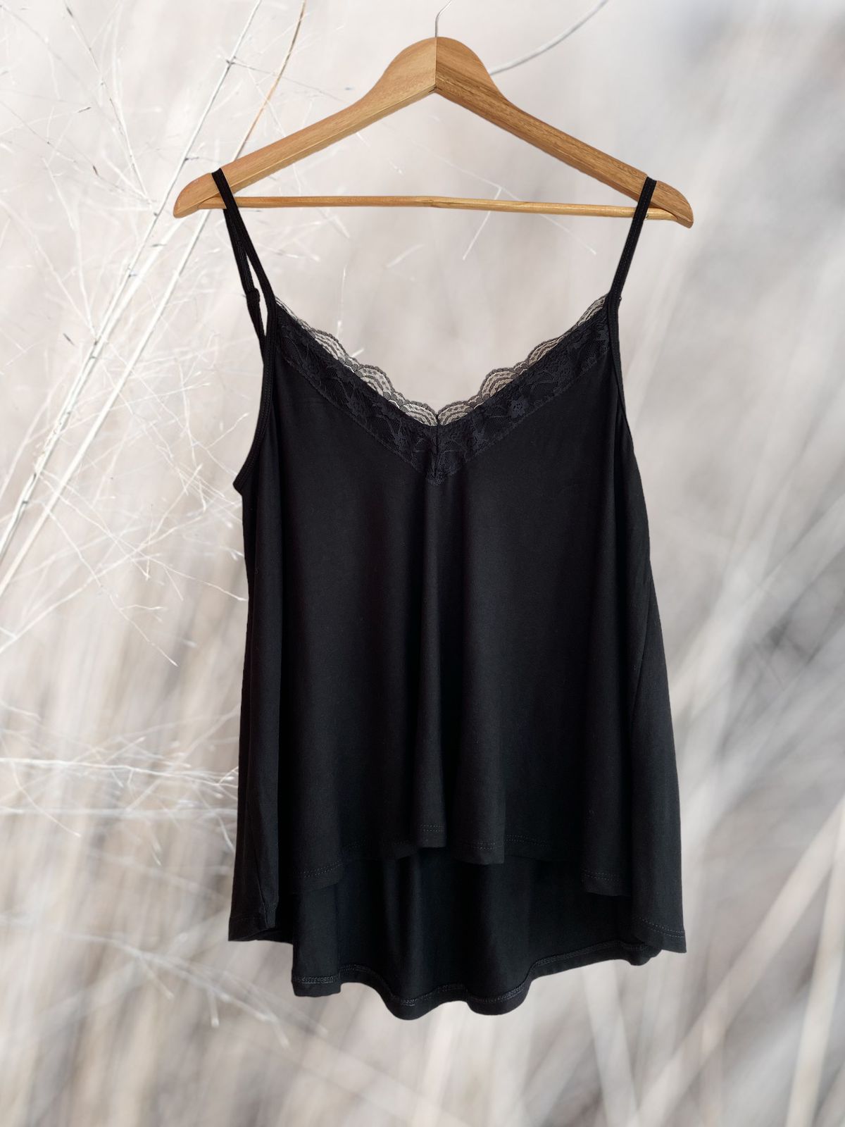 Polera Toscana encaje delantero Negra