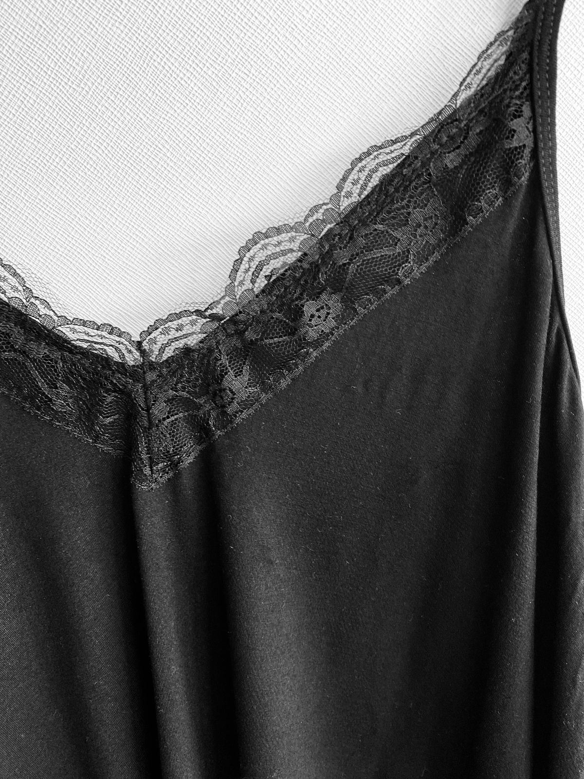 Polera Toscana encaje delantero Negra